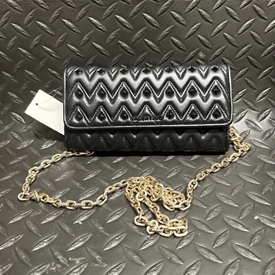 Carteira Valentino Julius cravejada aba couro Chevron pirâmide continental preta - Imagem 1 de 3