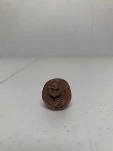 Mono japonés Netsuke boj abrazándose a sí mismo cuentas firmado por artista - Imagen 1 de 6