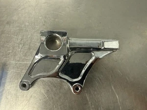 03 04 Soporte de montaje de pinza de freno trasero CROMO SUZUKI GSXR 1000 - Imagen 1 de 4