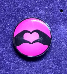ROSA SCHWARZE HÄNDE HERZ UNBEKANNTE QUELLE ANSTECKNADEL ABZEICHEN - Bild 1 von 3