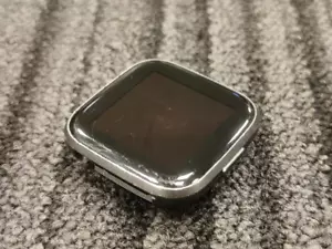 DEFEKT Fitbit Versa 2 Gesundheits- und Fitness-Smartwatch Sprachsteuerung Grau FB507 - Bild 1 von 2