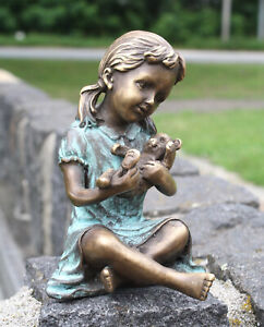 Bronzefigur sitzendes Mädchen mit Teddybär Kind Dekoration für Heim und Garten