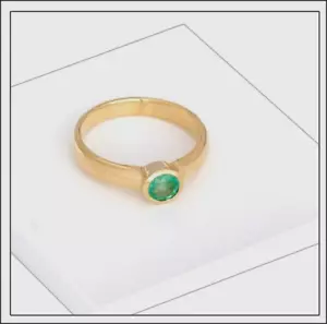 Samtgrüner Smaragd mit verträumter Ausstrahlung - Ring Gelbgold - von Greenfire - Bild 1 von 8