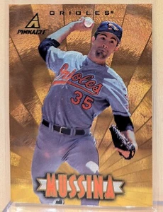 1997 New Pinnacle GOLD MUSEUM COLLECTION #128 Mike Mussina RARE DUFEX PARALLEL - Bild 1 von 2