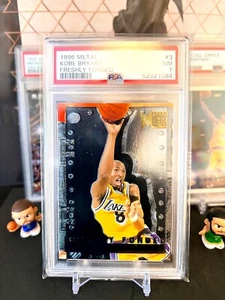 ⭐️ KOBE BRYANT 1996 FLEER METAL RECIÉN FORJADO #3 PSA 7 casi nuevo tarjeta de novato radiocontrol sp - Imagen 1 de 2