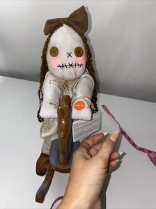 Muñeca niña caballo mecedor LED embrujado utilería de Halloween animada Halloween - Imagen 1 de 8