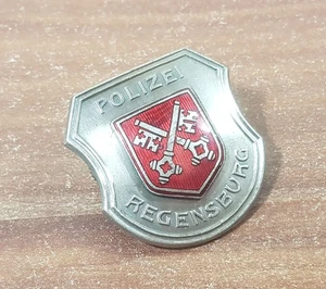 Polizei Brustanhänger / Mützenabzeichen / Kappenabzeichen – Polizei Regensburg - Bild 1 von 3