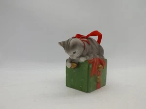 Schmid Christmas Ornament – Cat on Present – 2.5” Wide – - Imagen 1 de 5