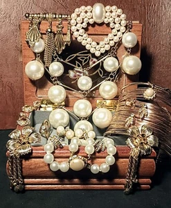 Lotto gioielli vintage finte perle e strass trasparenti tono oro - tutti... - Foto 1 di 13