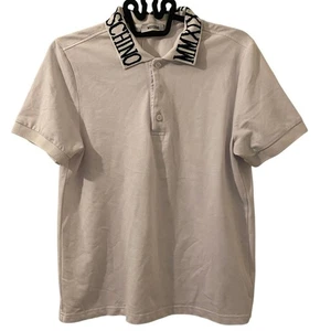 Camisa polo blanca Moschino deletreada con cuello con logotipo *botón faltante* talla mediana - Imagen 1 de 6