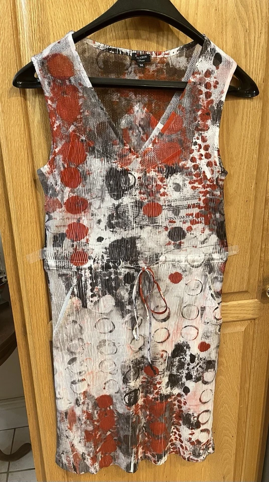 Vestido Arrugado Diseñador Komarov Rojo Blanco Gris Periódico Efecto Plisado Talla M Foto 1 de 4