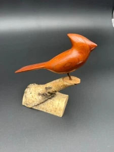 Cardenal de madera tallada a mano con base de madera natural - cedro y abedul usado 5,5 pulgadas - Imagen 1 de 5