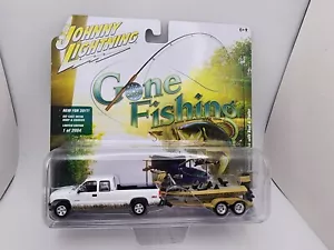 Johnny Lightning Gone Fishing 2002 Chevrolet Silverado Truck Boat & Trailer (B) - Picture 1 of 4