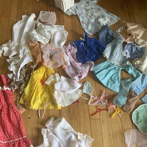 Vintage Puppenkleidung Paket - verschiedene Größen wie besehen - Bild 1 von 9