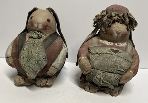 SET - Primative Arlene Wobler signed Folk art Farmhouse RABBITS Bunny Figurines - Picture 1 of 14