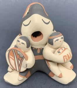 De colección 3.25" x 3.5" Pueblo Nativo Mary Toya Jemez Madre y 2 Niños con Tambor y Pelota - Imagen 1 de 6