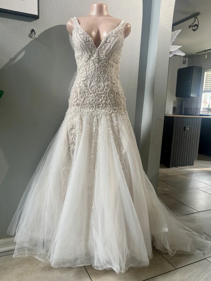 Demetrios V 领串珠蕾丝喇叭裙流入令人惊叹的 Chapel 火车 — 第 1/4 张图片