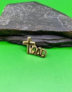 Vintage Mens Gold Tone Lapel Pin with Cross and Dad new old stock - Bild 1 von 3