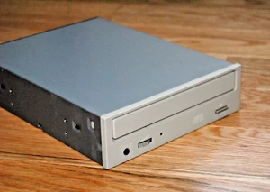 CD-ROM BEIGE Hitachi CDR-8130 IDE Optical Bezel 5.25" with Ribbon Cable - Picture 1 of 10
