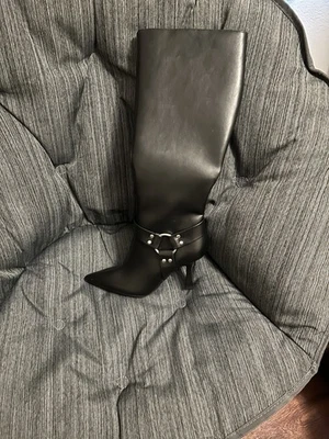 Forever 21 Botas de Tacón Negras con Punta Foto 1 de 4