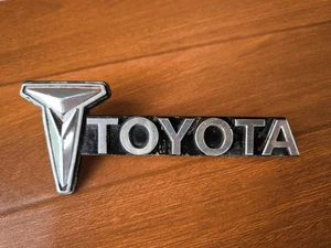 Toyota HILUX RN30 LN30 RN40 Pickup Front Grille Emblem/Badge Genuine 1978-1983 - Foto 1 di 18