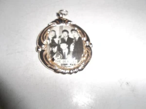 THE BEATLES SILVER (COLOURED) NECKLACE WITH THE BEATLES PICTURE INSIDE 1963 FAB - Picture 1 of 11