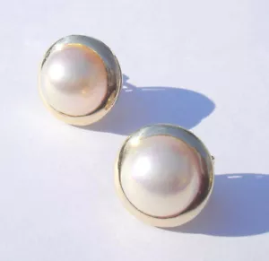 (13.5mm) Blister Pearl earrings in 14k solid yellow Gold with stud leverbacks - Picture 1 of 11