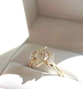 Anello tre pietre diamante coltivato in laboratorio taglio marchesa 2,50 ct oro giallo 14 kt misura 5 - Foto 1 di 22