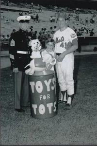 Tom Seaver 1968 Cuerpo de Marines de los Estados Unidos Juguetes para Tots 4x6 Foto Lote A - Imagen 1 de 1