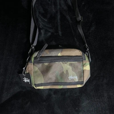 Bolso de camuflaje Stussy con etiquetas y correa ajustable Foto 1 de 4