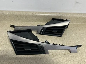 14-18 INFINITI Q50 PLATA VENTILACIÓN DE AIRE IZQUIERDA Y DERECHA TABLERO MOLDURA OEM - Imagen 1 de 3