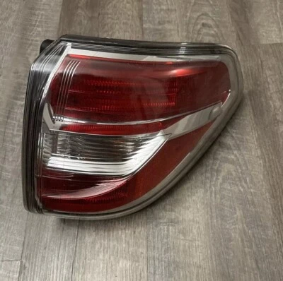 Nissan Armada 2017-2020 fabricante de equipos originales pasajero conjunto de luces traseras exteriores derecho OEM Foto 1 de 4