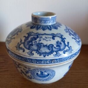 Chinese blue and white porcelain pot, decorated with dragons and flowers