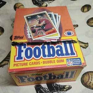 1988 Topps Football Wax Box 36 Packs Black Line Cards on back have card off - Bild 1 von 3
