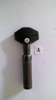 ANCIENNE PETITE CLE A MOLETTE CLE ANGLAISE ? 11 cm N°1 - Photo 1/4