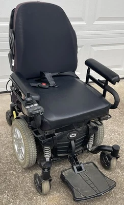 Silla de ruedas eléctrica Quantum Q6 Edge de 6 ruedas con cargador reposapiés abatible Foto 1 de 4