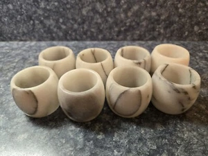 PIER 1 Porta Tovaglioli Anello Pietra Marmo Naturale 8 Pezzi Set Tavolo Bianco Grigio - Foto 1 di 12