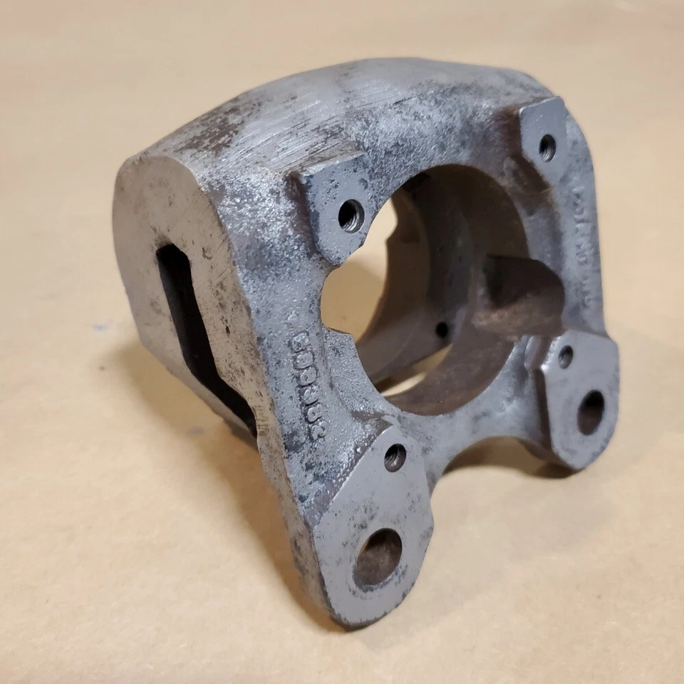 捷豹 Early XK150 原装前制动卡钳铸造支架 原始设备制造商 688382 — 第 1/4 张图片