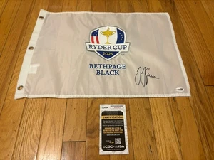 PGA GOLFISTA JJ SPAUN FIRMADO 2025 RYDER CUP BETHPAGE BANDERA DE GOLF NEGRA CERTIFICADO DE AUTENTICIDAD JSA - Imagen 1 de 5