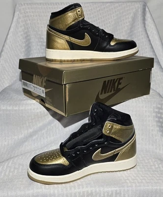 Размер 4Y - Nike Air Jordan 1 высоты - черный металлик золото - FD1437-071 - с OG коробка - Изображение 1 из 4