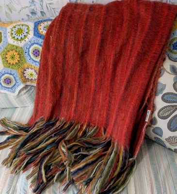 Manta Pier One suave tejida borrosa artesanal color arco iris con flecos Foto 1 de 4