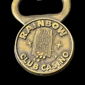 Abridor de botellas de recuerdo de casino Rainbow Club de colección latón Henderson Nevada juegos de azar - Imagen 1 de 4