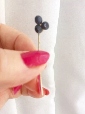 Pin de solapa vintage. Piedras negras de tres facetas, forma de trébol. PIN LATÓN 2 PULGADAS Foto 1 de 2