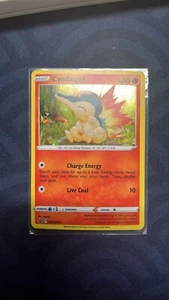 Pokemon Cyndaquil SWSH221 Cosmos Holo Spada e Scudo: Promo Stella Nera - Foto 1 di 1