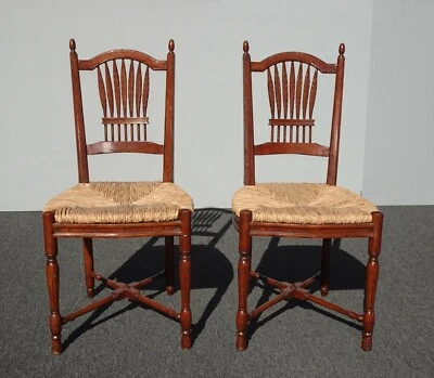 Par de sillas laterales vintage francesas Country Rush con husillos de gavilla de trigo tallados Foto 1 de 4