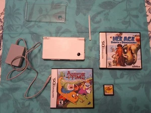 Nintendo DSi  - Picture 1 of 9