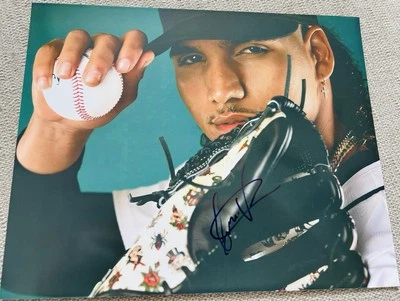 Carlos Vargas signed autograph Seattle Mariners Baseball 8x10 photo - Image 1 of 3