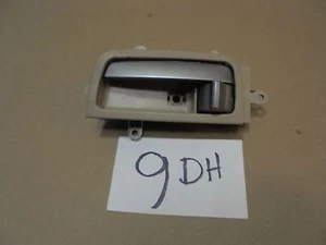 04 05 06 07 08 Manija de puerta interior del conductor delantero Nissan Máxima bronceada usada #9-DH - Imagen 1 de 4