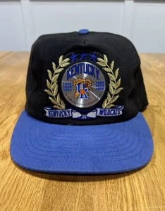 Vintage 90’s Kentucky Wildcats UK SNAPBACK Hat Embroidered Cats Disc Wear 1996 - Bild 1 von 10