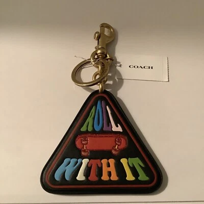 Chaveiro Coach Pride Signature arco-íris e couro “Roll With It” charme fob CA337 - Imagem 1 de 4